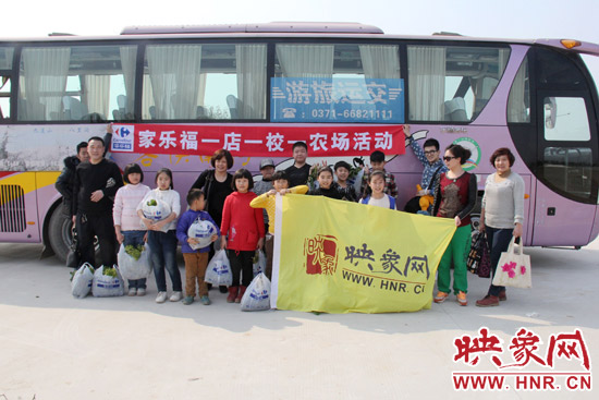 “播种希望 收获成长”农场播种体验活动参与人员合影 “播种希望 收获成长”农场播种体验活动参与人员合影