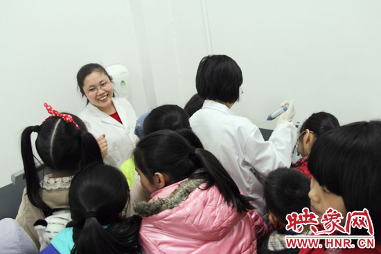 小朋友们参观家乐福食品安全检测实验室并现场观摩测试过程 小朋友们参观家乐福食品安全检测实验室并现场观摩测试过程