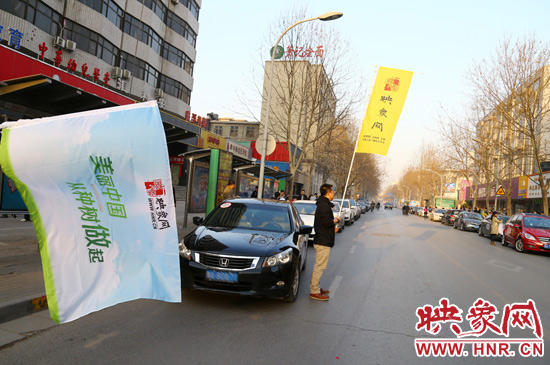 市区集合，准备出发前往义务植树基地