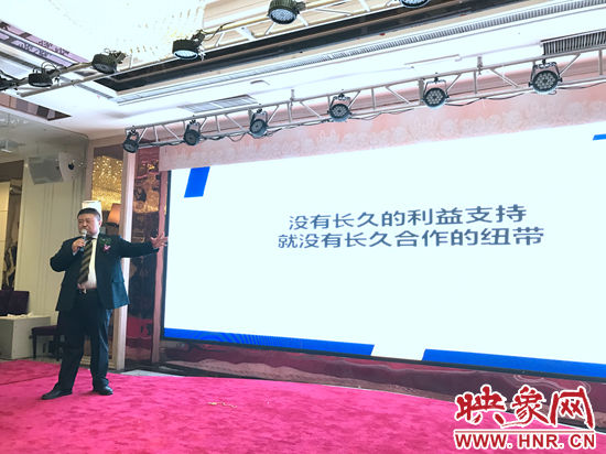 新疆冠农股份华中运营中心主任张磊在会上做产品介绍