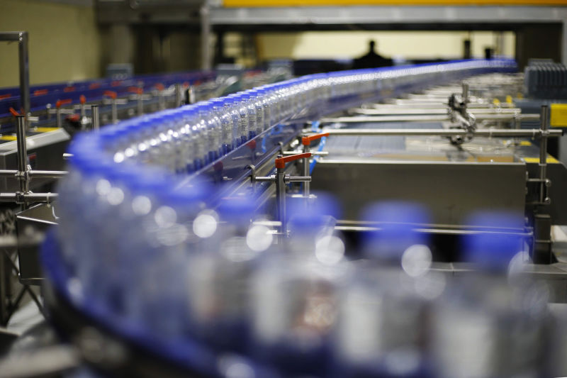 每小时生产48000瓶，每年生产量可供河南人1人4瓶