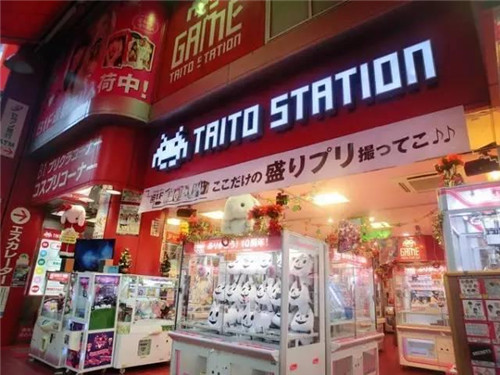 日本街头的娃娃机店