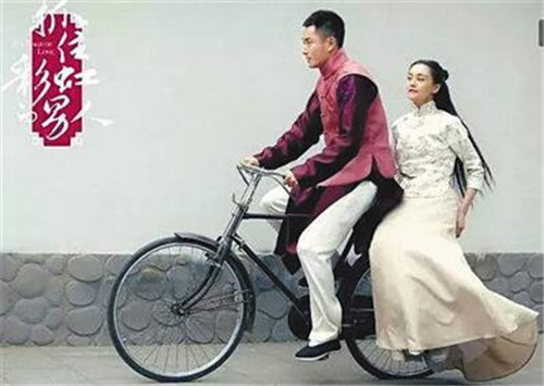 创意广告中，男子骑单车载女子从街道驶过，被指素材来自《抓住彩虹的男人》剧照（图），并进行镜像翻转。