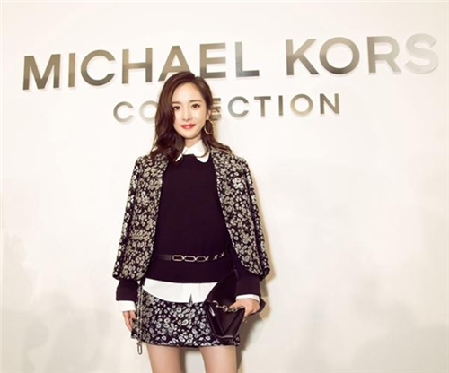 杨幂作为Michael Kors的品牌挚友出席2017年的MET GALA