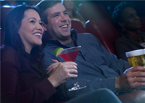 AMC 甚至还提供高档酒水 AMC 甚至还提供高档酒水