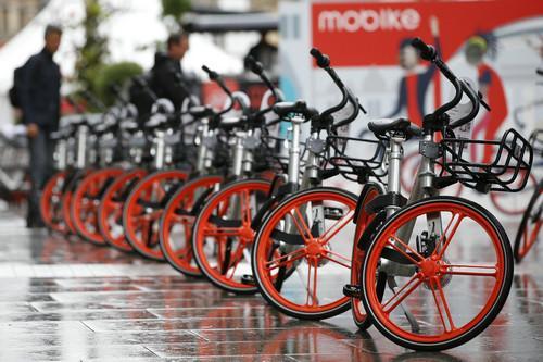 6月29日，来自中国的摩拜单车在英国第二大城市曼彻斯特亮相。新华社发