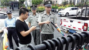“共享雨伞”现身杭州 第一天就被城管收走了