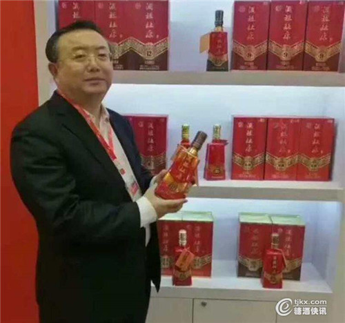 河南省酒业协会会长熊玉亮参观杜康酒业展位