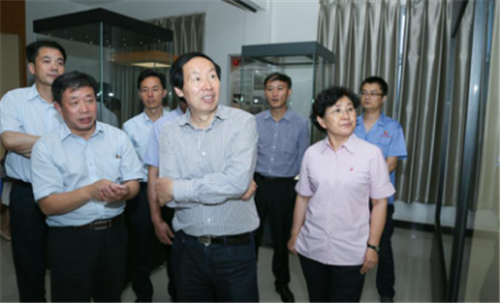 田凯局长向刘玉珠局长介绍智能型展柜及照明系统情况