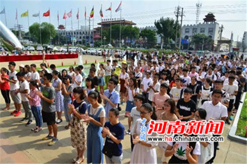此次仪式中，双汇集团漯河总部共有210名员成为第一批“金秋奖学”的获得者。