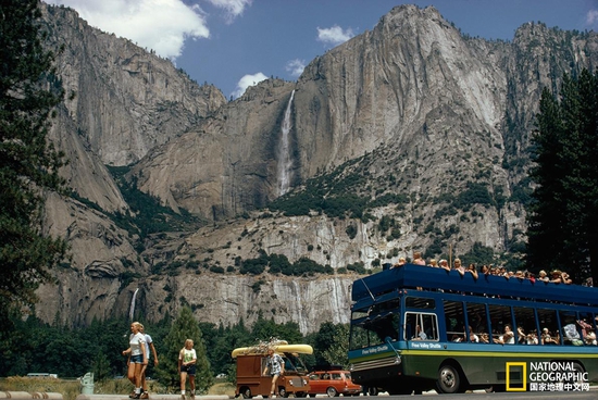 加利福尼亚州的约塞米特蒂国家公园，一辆载满游客的约塞米特蒂瀑布游览车。摄影：Dean Conger，国家地理创意版