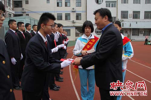 闫培新校长代表学校赠送《宪法》