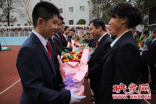 学生代表集体向老师献花