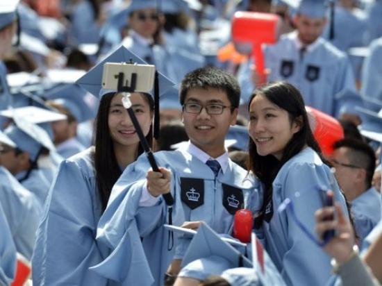 2015年5月20日，几名中国留学生在美国哥伦比亚大学第261届毕业典礼上自拍。约15000名毕业生参加了当天的仪式，其中包括近600名中国学生。新华社记者王雷摄