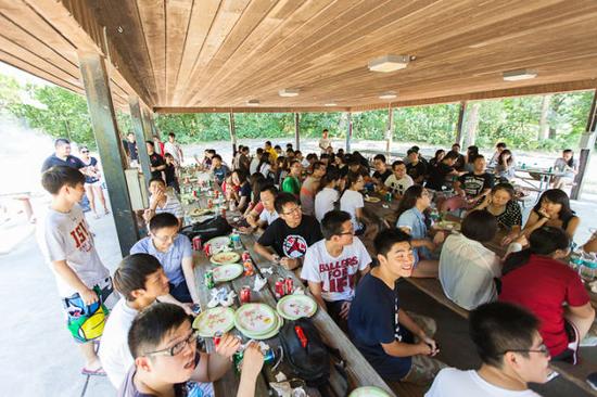 2013年，艾奥瓦州立大学中国学生组织为欢迎新生举办烧烤聚餐。