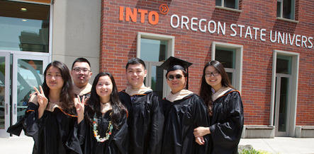 图为一些学生在俄勒冈州立大学与英托公司合办的预科班楼前合影。