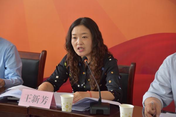 副局长王新芳传达区委会议精神 副局长王新芳传达区委会议精神