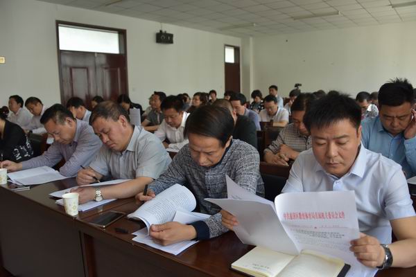 同志们认真学习文件精神 同志们认真学习文件精神