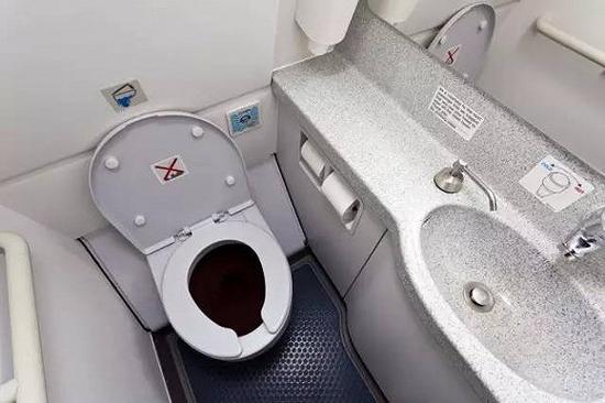 在飞机上厕所