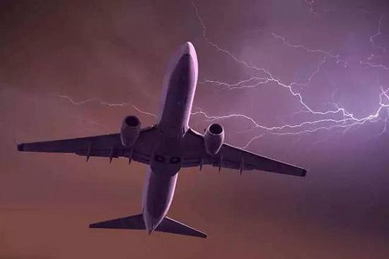 据估计，一架商用客机每年至少被雷电击中一次。