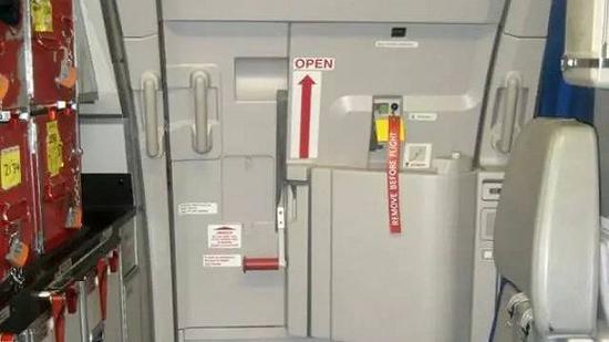 飞行过程中舱门能不能被打开？