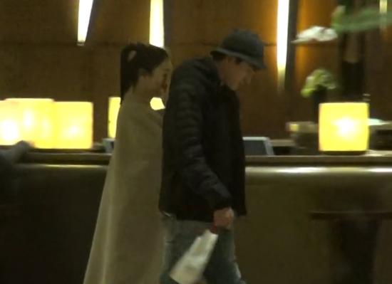 曝林更新与神秘女子挽手进酒店