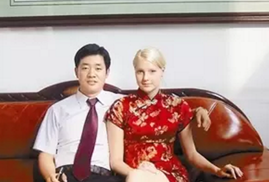 撒贝宁妻子李白被曝二婚