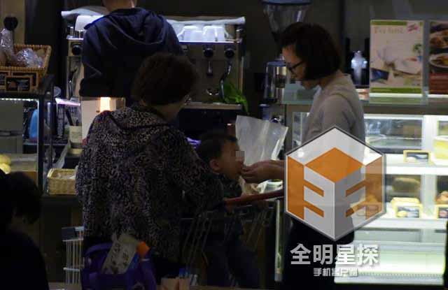 董卿被曝与富商秘婚生子 董卿被曝与富商秘婚生子