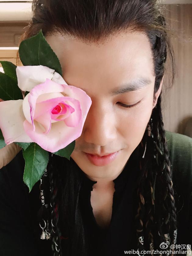 钟汉良晒古装造型变花美男