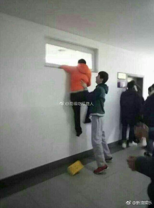 王源回学校遭同学爬窗围观