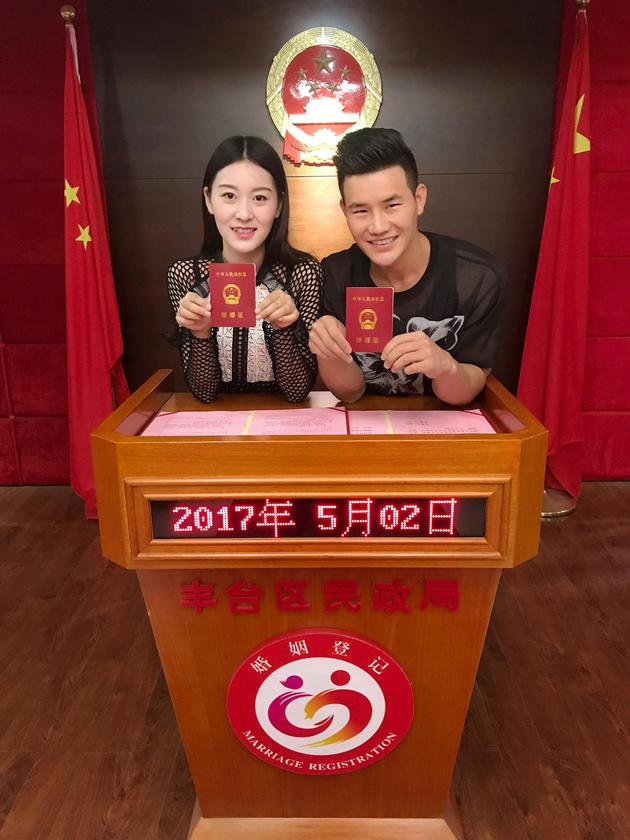 “嘎子”谢孟伟领证结婚 “嘎子”谢孟伟领证结婚