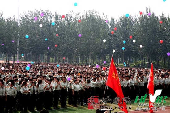 郑大新生放飞代表梦想，感恩的气球