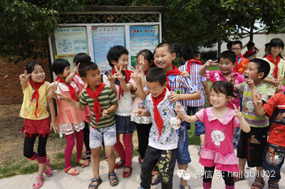 中午12:30，我们到达了信阳光山县泼河镇刘岗村完全小学。看到大家来看望自己，孩子们很开心