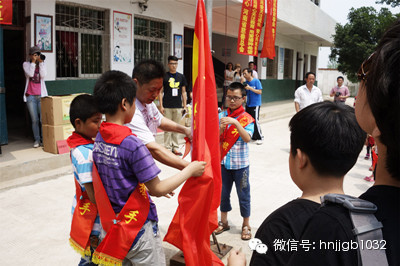 在庄严肃穆的国歌声中，五星红旗冉冉升起。学校的全体师生、爱心车队的全体成员，共同经历了一次特殊的升旗