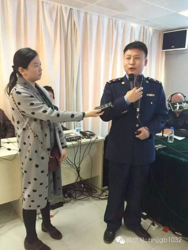 河南经济广播记者晓晖（左）在采访