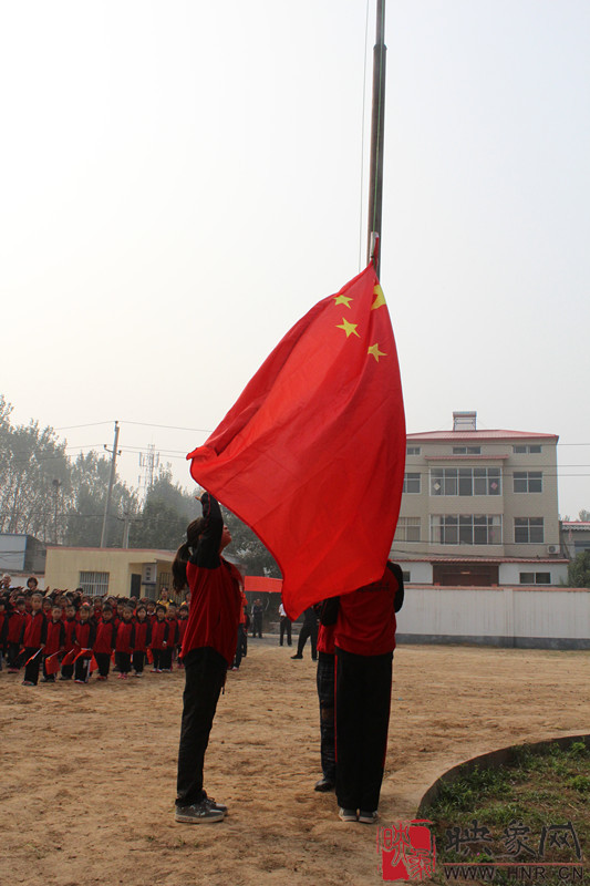 河南电台交通广播穿新校服 升五星红旗活动举