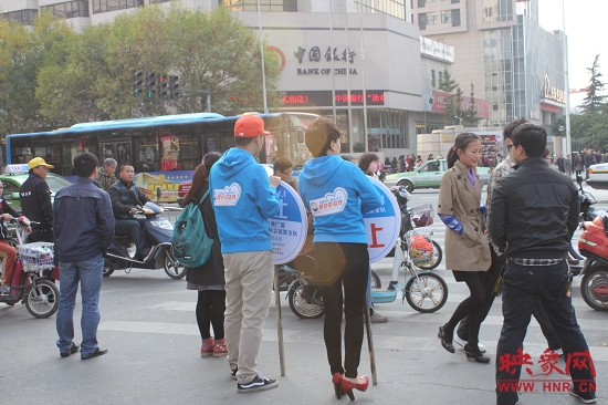 河南交通广播的主持人们引导行人过马路 河南交通广播的主持人们引导行人过马路