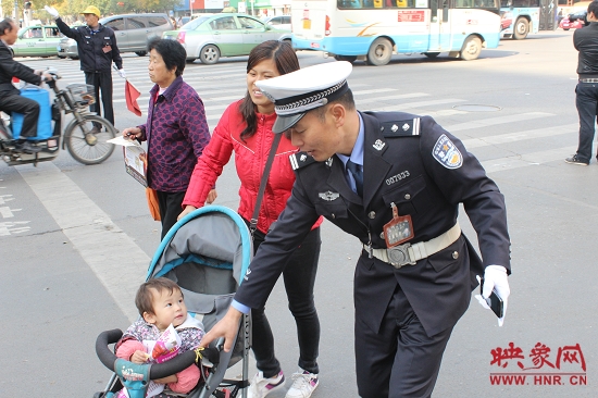 执勤民警杨华民引领行人正确走斑马线