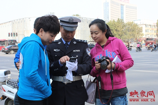 执勤民警杨华民现场发微博 执勤民警杨华民现场发微博