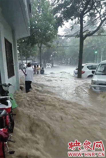 雨中救人。