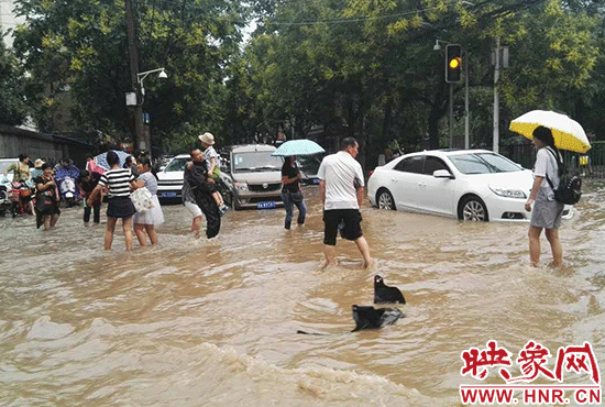 街头积水。
