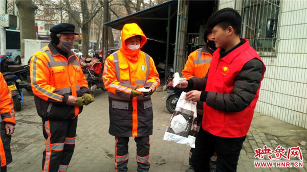 郑州公交一公司志愿者为市民和环卫工人发放免费口罩