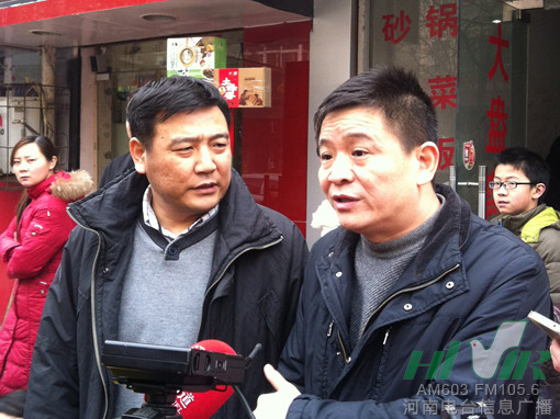 郑州市骨科医院业务副院长梅伟（左一）和河南信息广播总监李金锋（左二）