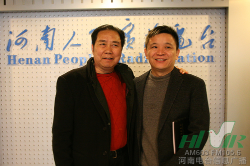 李树建（左1）与信息广播总监李金锋