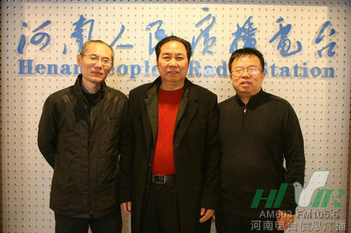 李树建与信息广播副总监魏志刚（左1）、陈德年（右1）