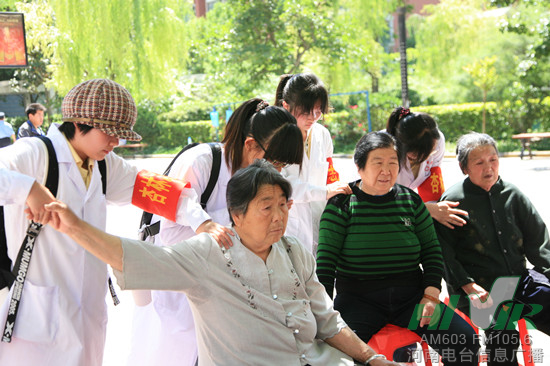 河南省中医学院的杏林志愿者在按摩