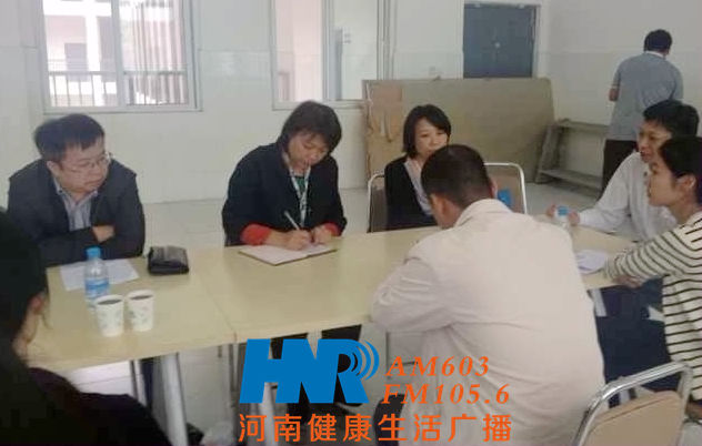 信息广播副总监陈德年（左一）与超化傎小学领导座谈