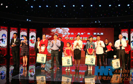 信息广播总监李金锋等为晋级选手颁奖