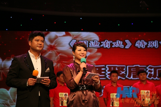 《周迪有戏》主持人周迪、郑州电视台文体频道主持人刘冰（左）