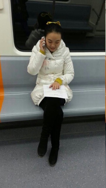 记者薛原正在地铁内与直播间连线